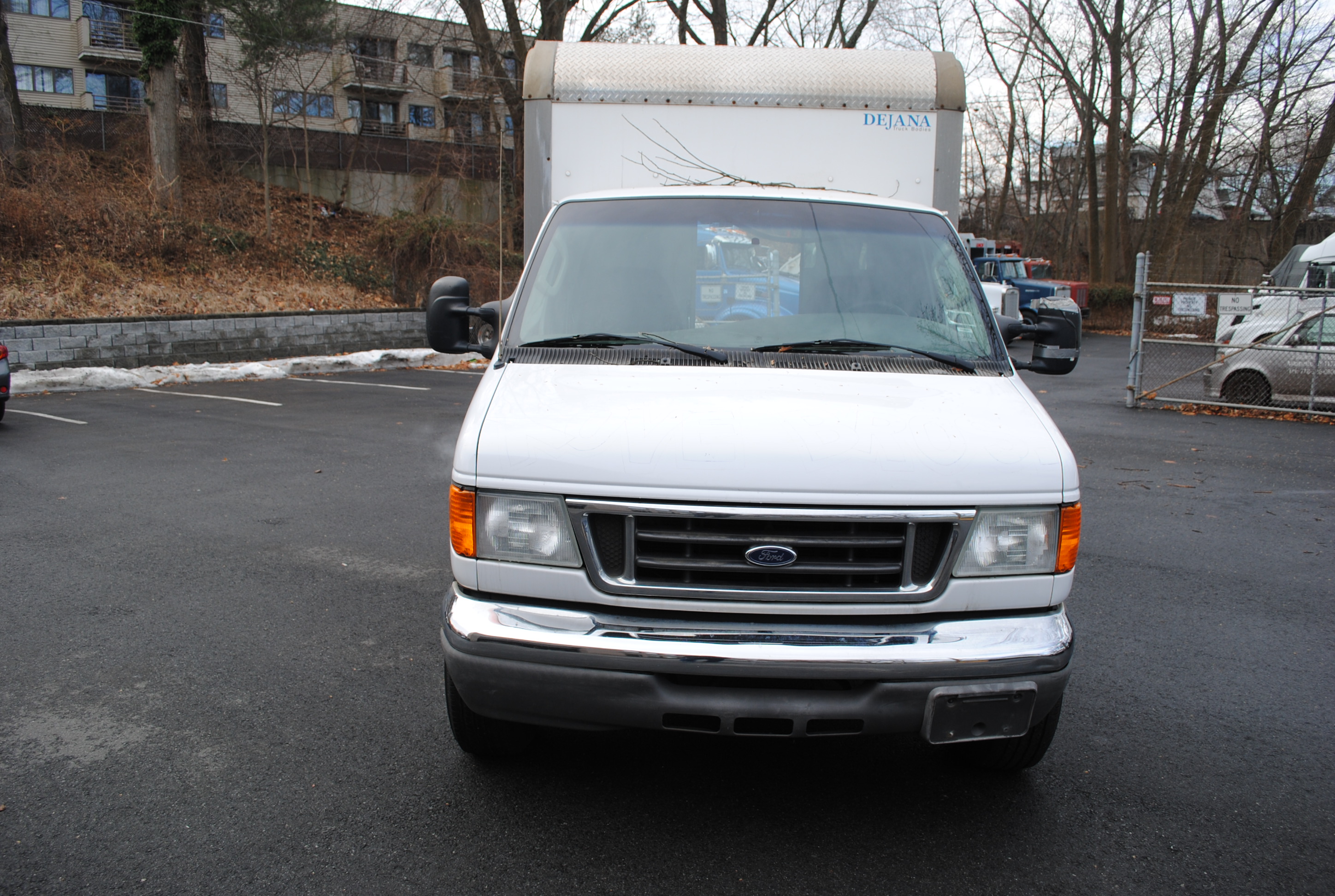 2007 ford e350 super duty 10 ft box truck 002 Cinemacar